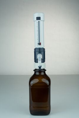 Equipamento de manipulação de líquidos de alta precisão para uso de produtos químicos e reagentes de laboratório